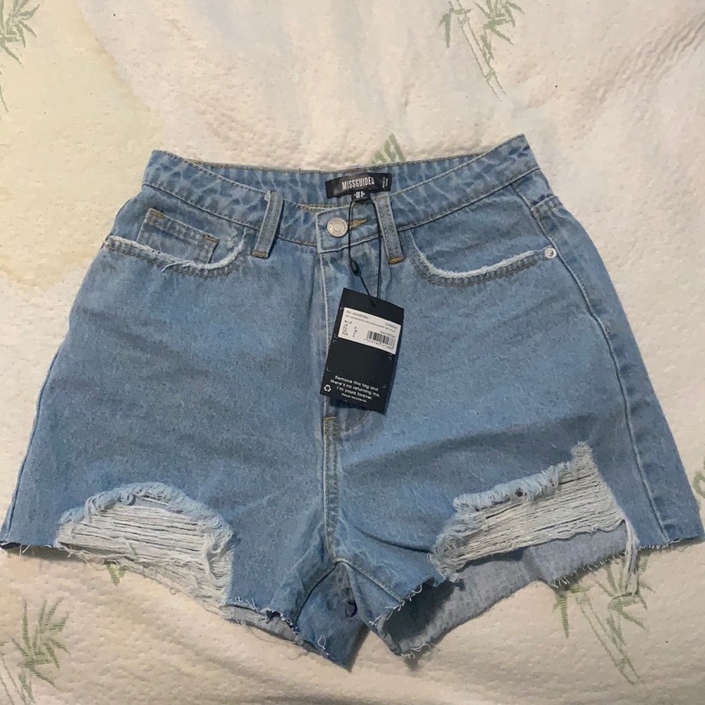 MISSGUIDED NWT LIGHT WASH MOM SHORT